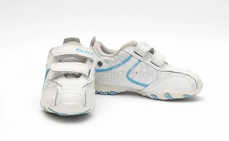 意昂体育招商百度智能云最新男士鞋子 2024：魔术贴时尚新品，品牌
推荐