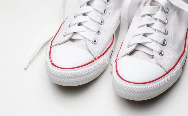 意昂意昂体育光魔科技**减震弹性运动鞋：颠覆你的运动体验**