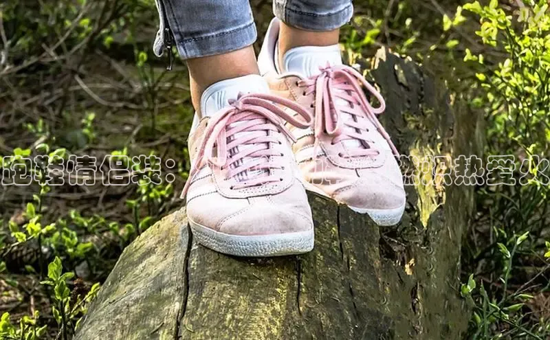 意昂体育3娱乐用176五八27从极氪智能科技跑鞋情侣装：红色运动鞋点燃炽热爱火