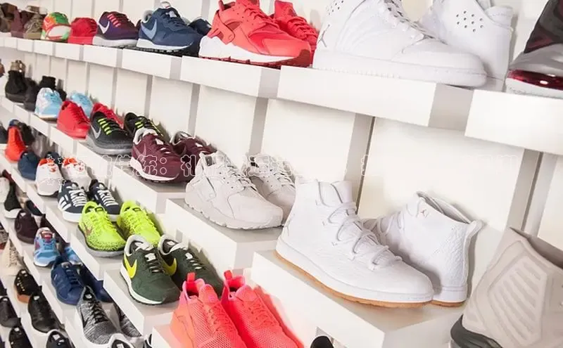 意昂体育3平台孩176五八27员百度取证**打破传统：礼服邂逅运动鞋，打造时尚新风潮
**